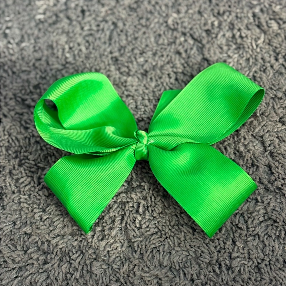 NWOT green bow clip for a child